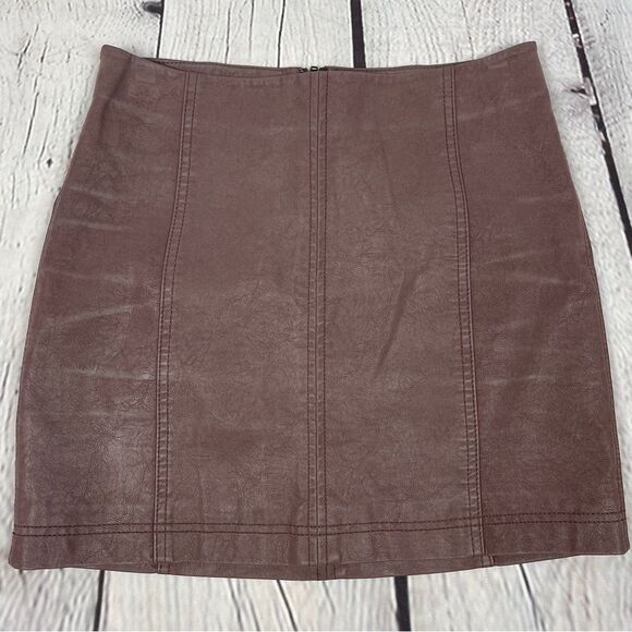 FREE PEOPLE faux leather dusty rose mini skirt, size 6 - Picture 12 of 15